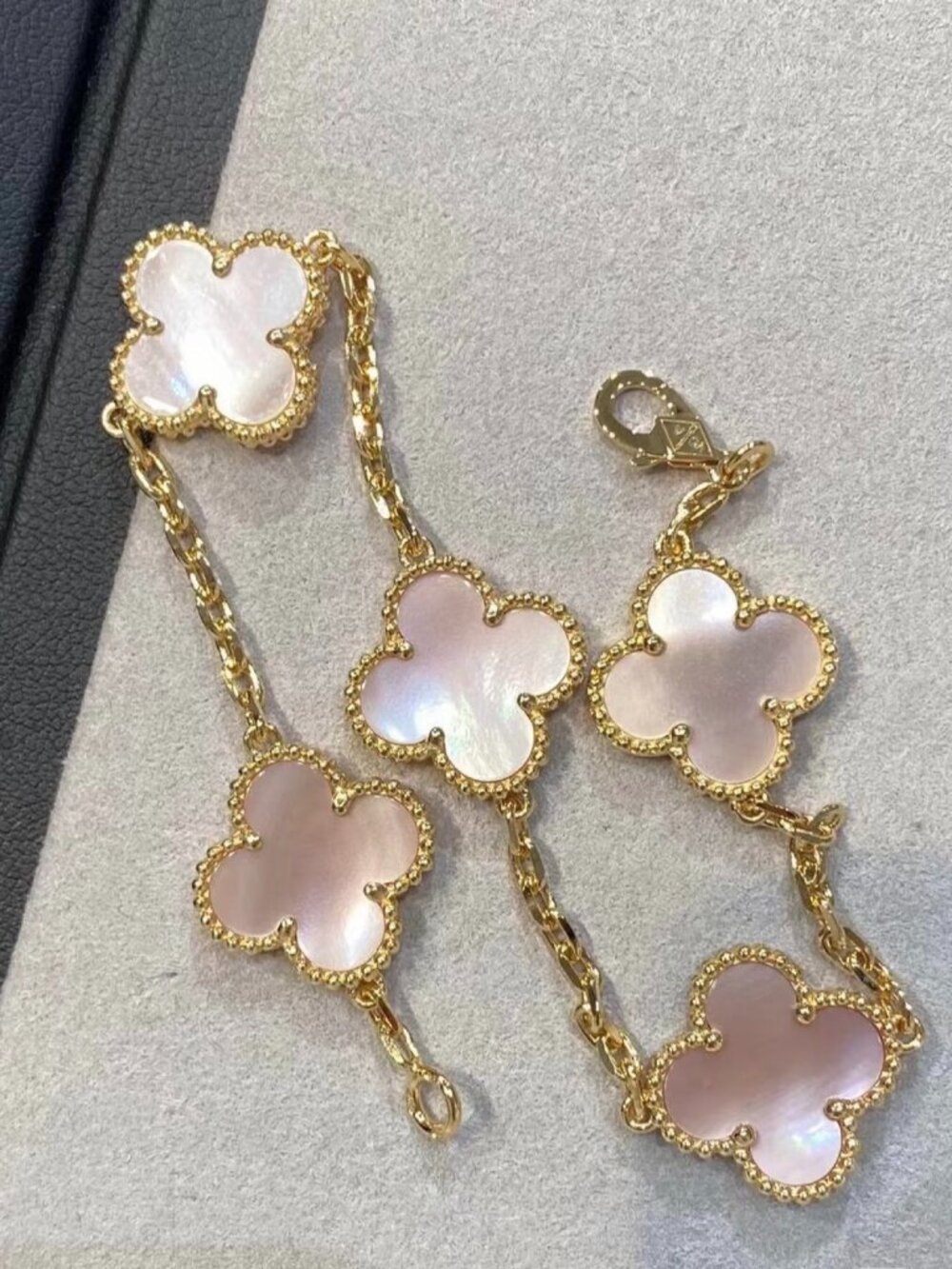Elegant Gold-tone Clover Bracelet Natural Pink Mother of Pearl NWT